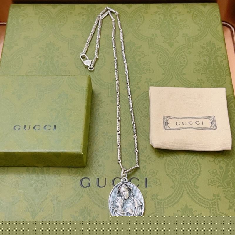 G*u*i necklaces